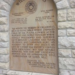 A Cherokee Nemzet dedikációja Will Rogersnek, a "Jóakarat Nagykövetének".